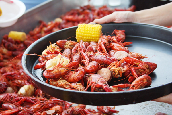 crawfish boil serving